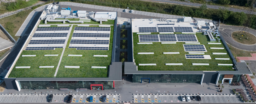 Jardin suspendu extensif sur supermarché, Bologne, Italie